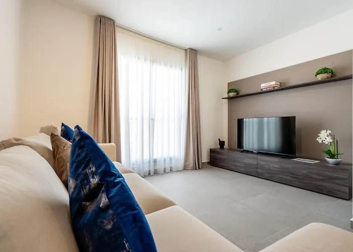 Bright And Modern 2 Bedroom Apartment