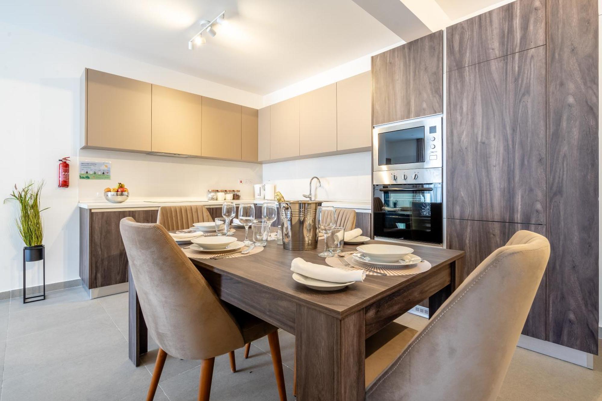 Bright And Modern 2 Bedroom Apartment *