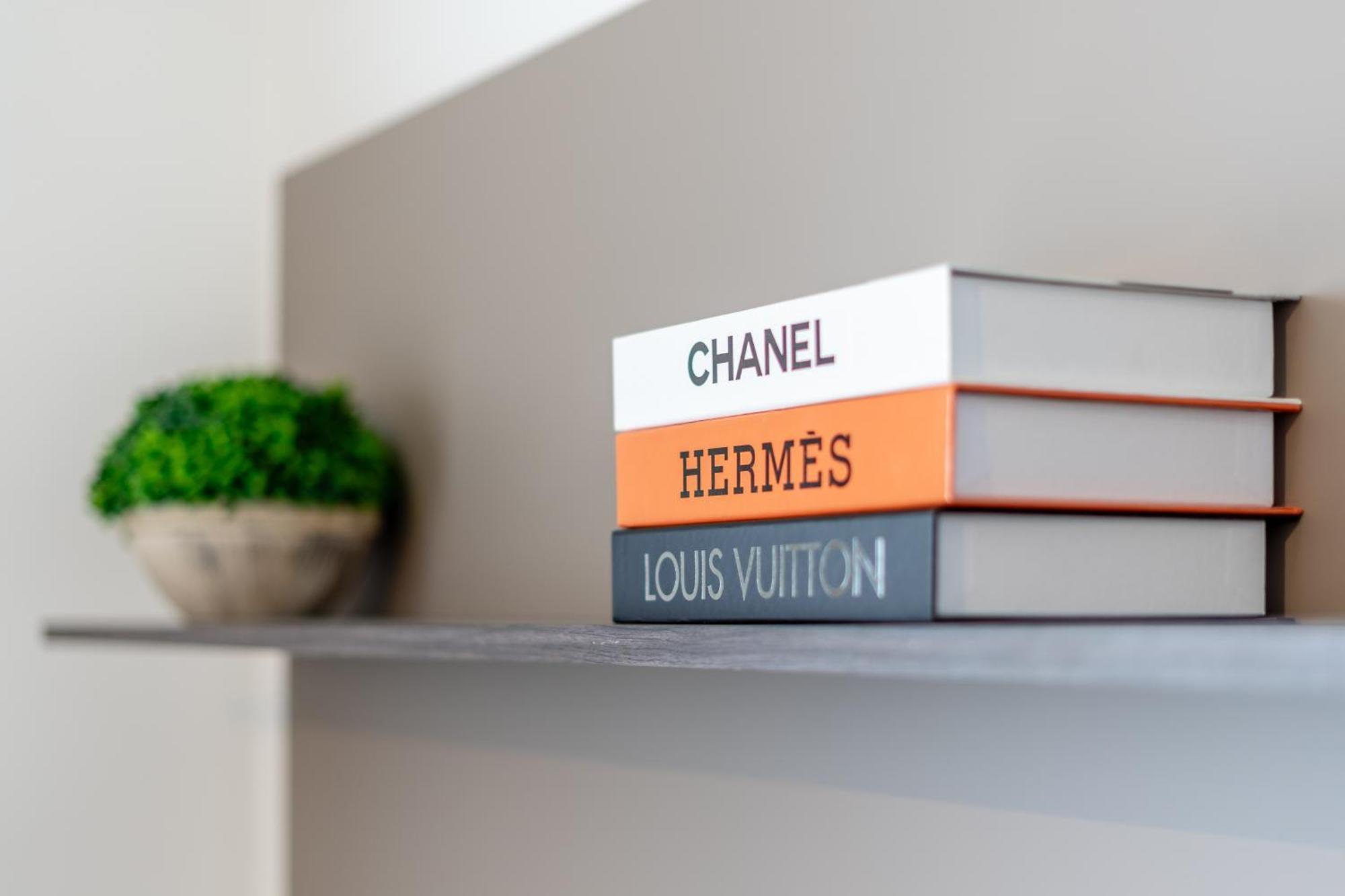 Bright And Modern 2 Bedroom Apartment *