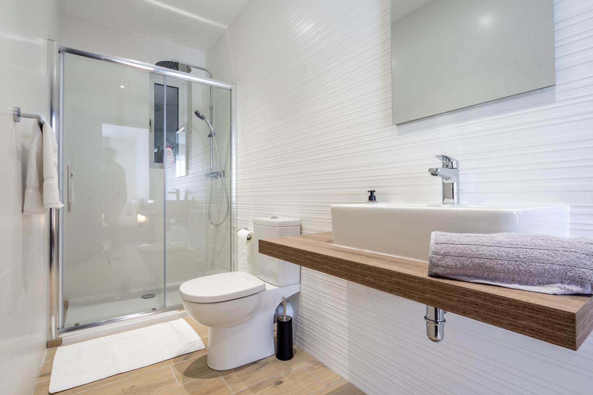Bright And Modern 2 Bedroom